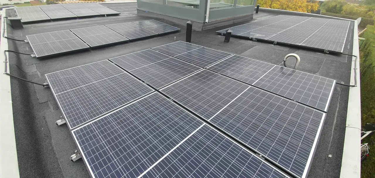 Solceller p&aring; papptak f&aring;ngar solens energi. En modern och h&aring;llbar l&ouml;sning f&ouml;r energiproduktion.