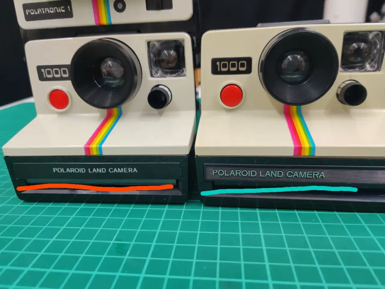 różne modele aparatów Polaroid obok siebie
