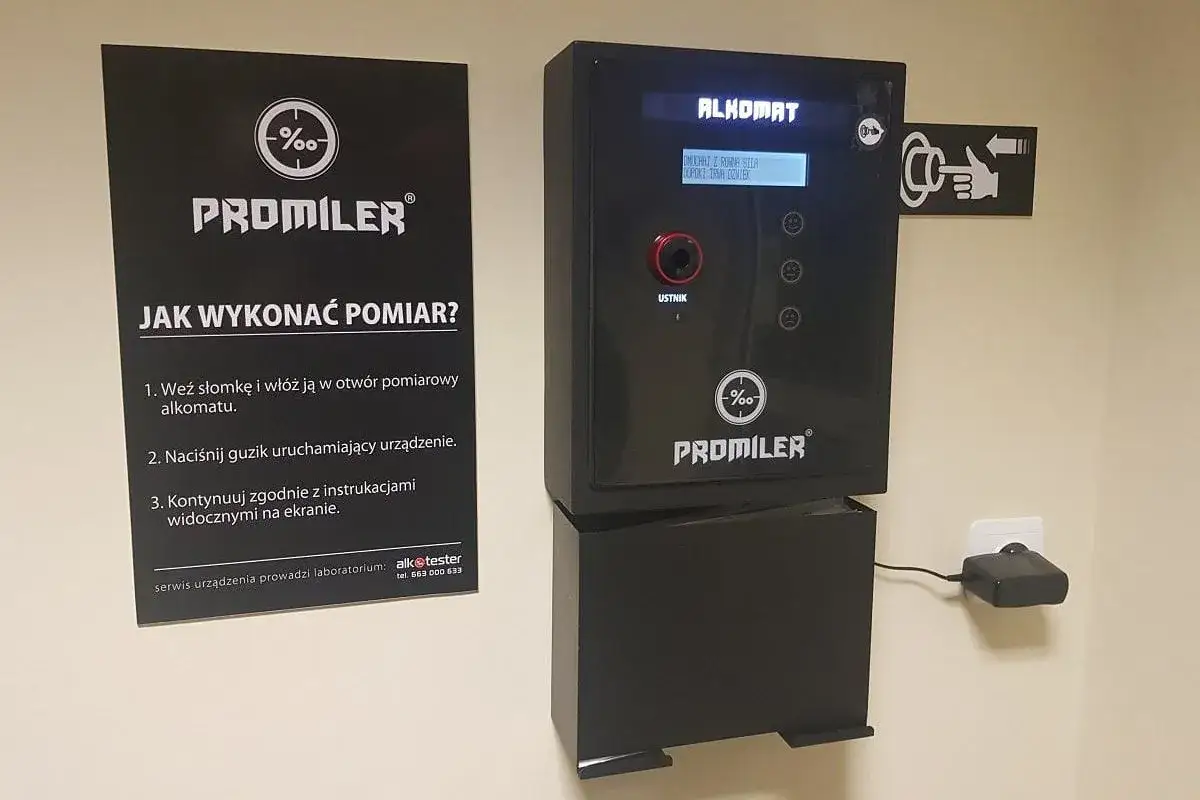 Alkomat Promiler i instrukcja obsługi. W Polsce tolerancja alkoholu jest ważna, a to urządzenie pomaga ją sprawdzić.