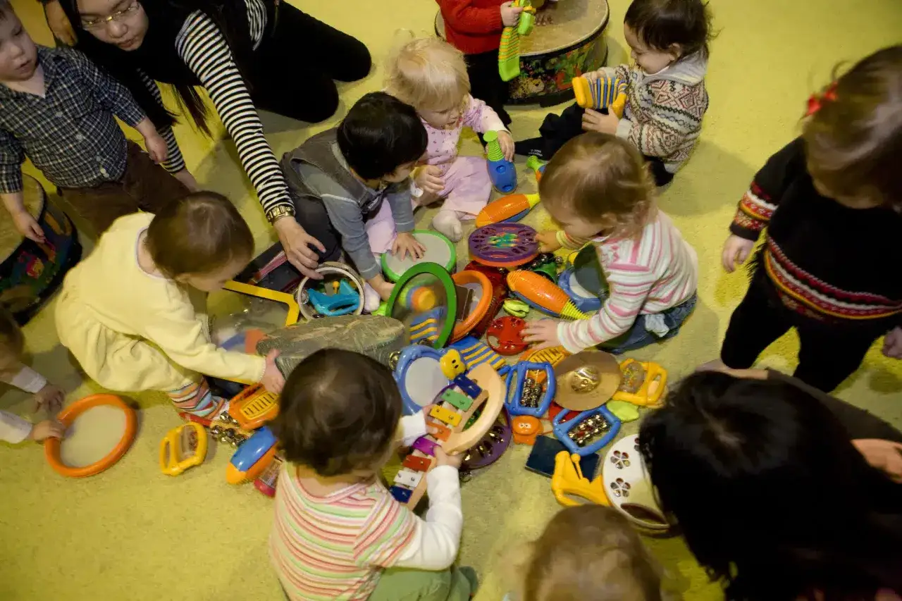 Dzieci bawią się instrumentami, tworząc muzykę. Wesołe ćwiczenia rytmiczne dla dzieci rozwijają kreatywność i koordynację.