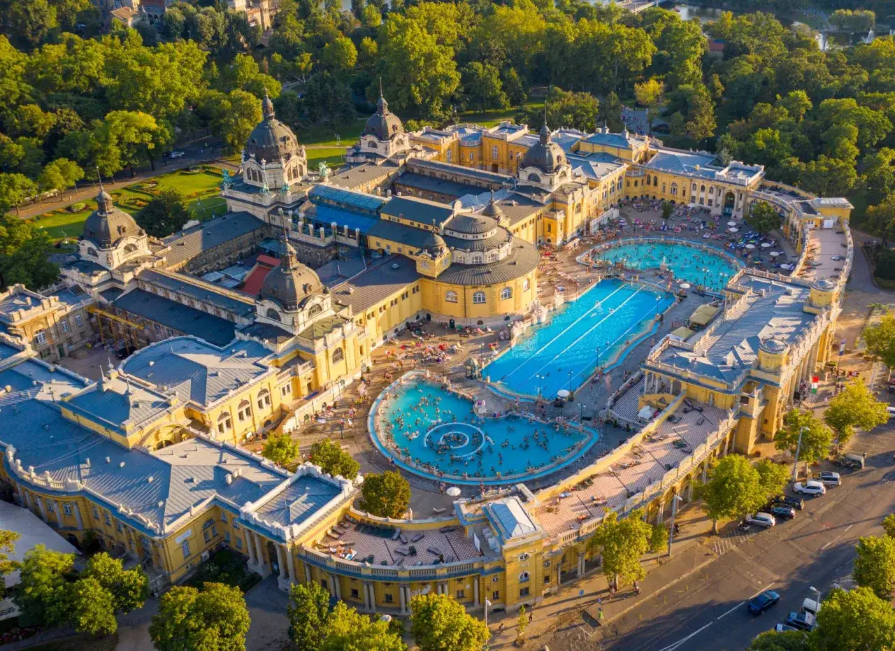 Szechenyi Baths, Budapest: gorące źródła Węgier w całej okazałości. Ludzie relaksują się w basenach otoczonych piękną architekturą.