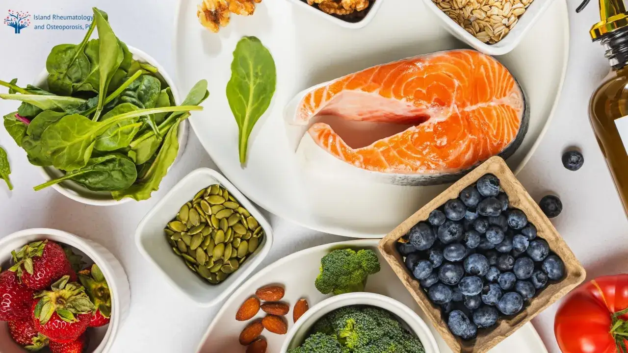 En vacker presentation av livsmedel som ingår i en antiinflammatorisk kost lista: lax, bär, nötter, frön, grönsaker och olivolja.