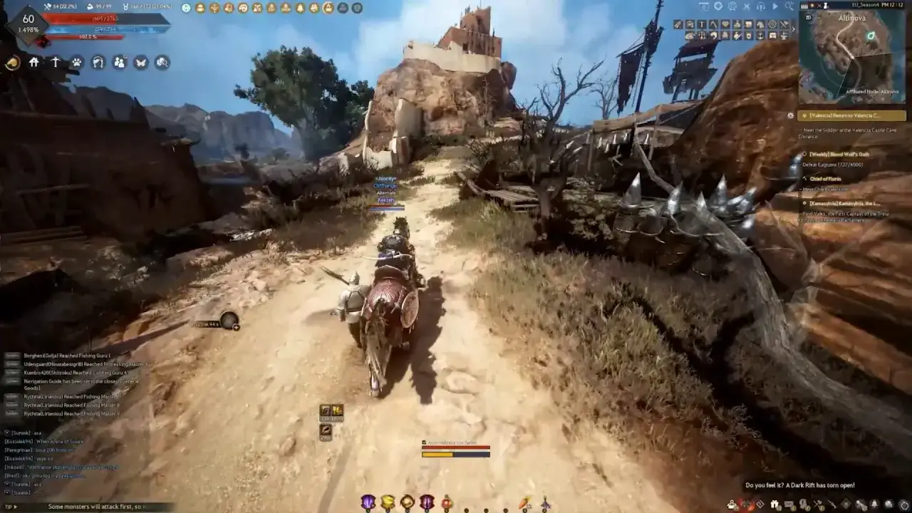Postacie w grze black desert mobile jadą konno po piaszczystej drodze w kierunku twierdzy na wzgórzu.