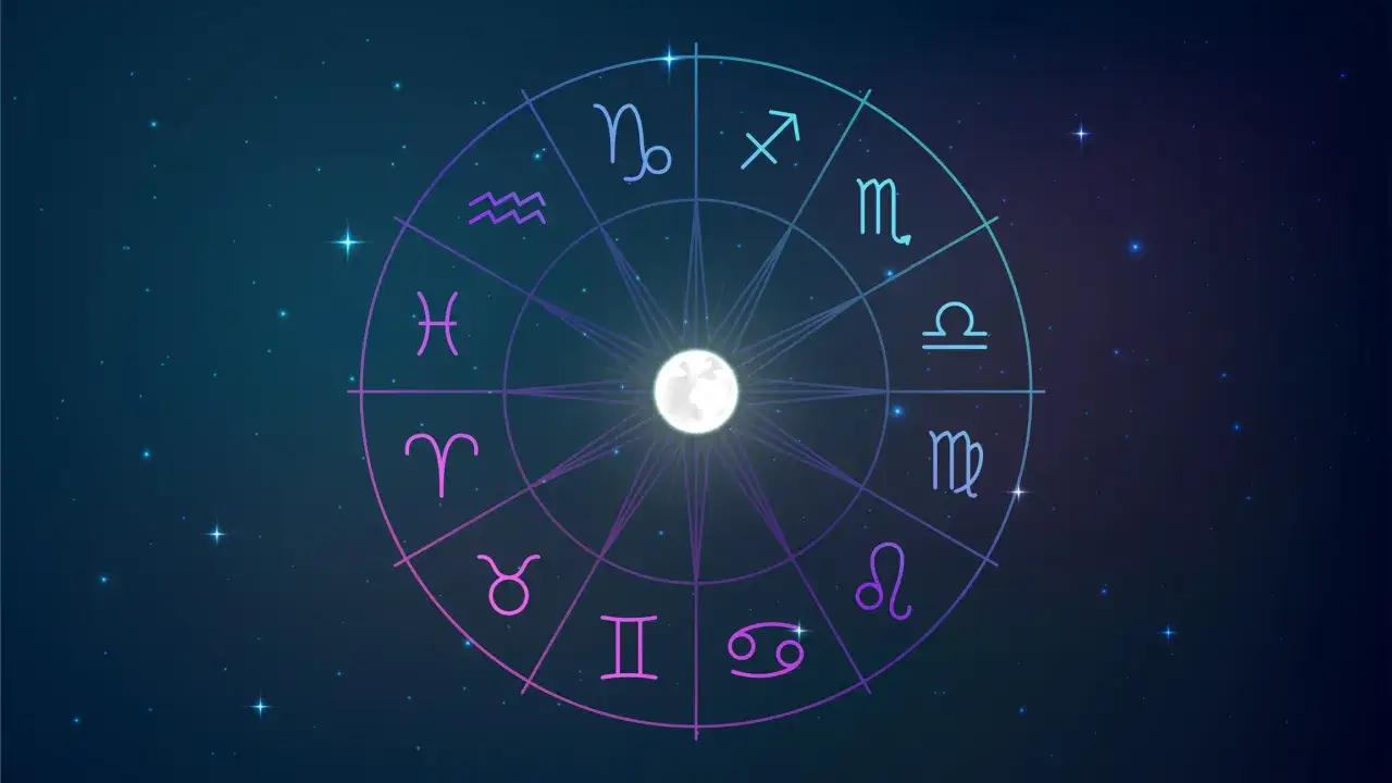 Koło zodiaku z symbolami, w centrum jasny księżyc. Widać znak Koziorożca, symbolizujący czas refleksji i planowania.