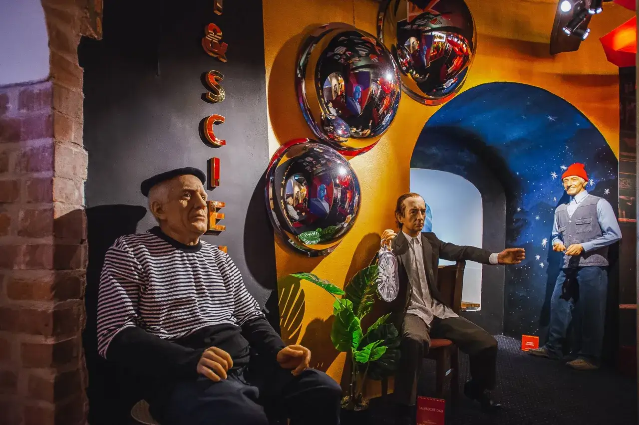 W muzeum figur woskowych Gdańsk spotkasz surrealistycznego Salvadora Dalego z zegarem i Jacques'a Cousteau pod rozgwieżdżonym niebem.