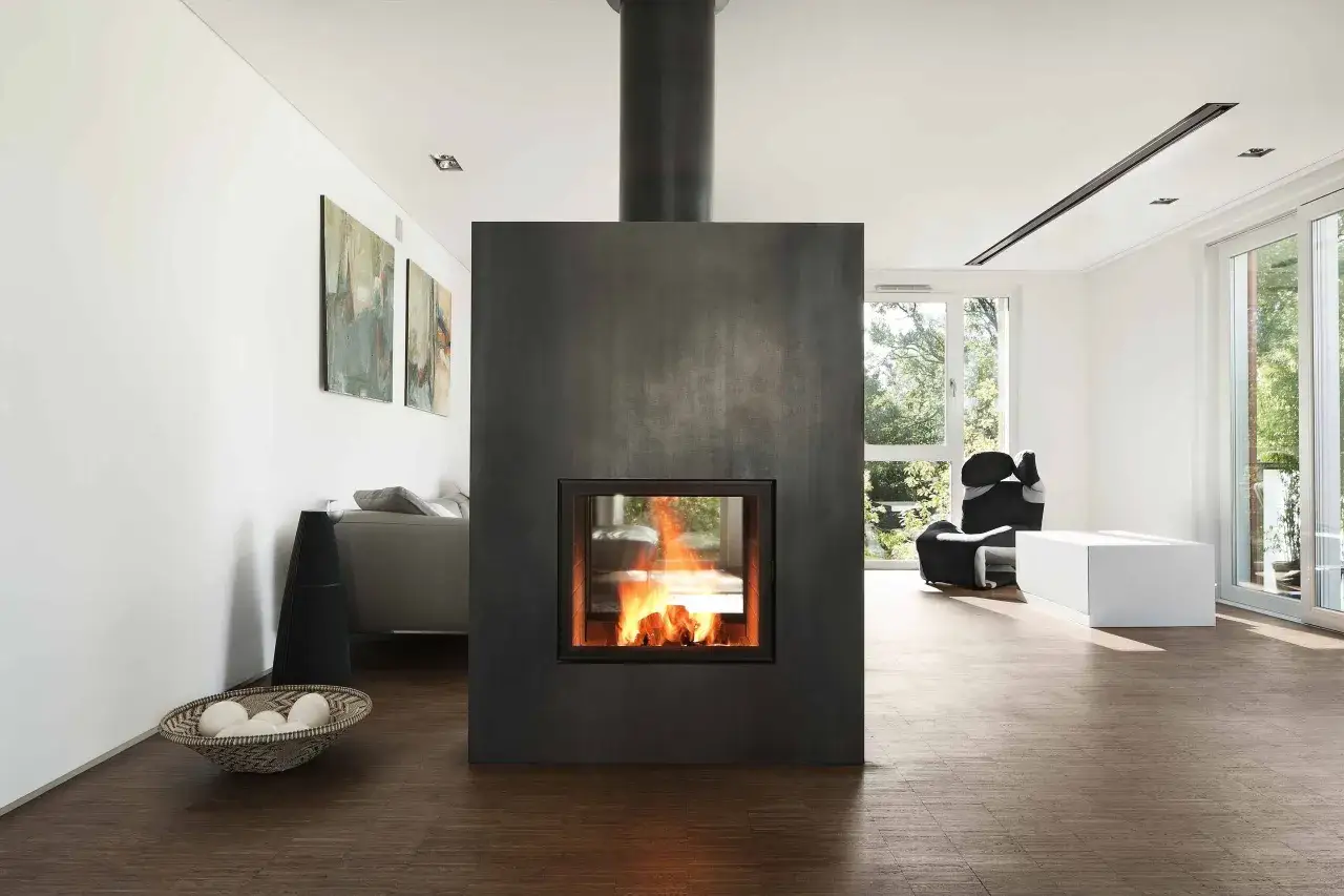 Moderner Kamin mit Sichtfenster und S&auml;ule, ein Beispiel f&uuml;r verschiedene Kamin Arten, die W&auml;rme und Stil in ein Wohnzimmer bringen.