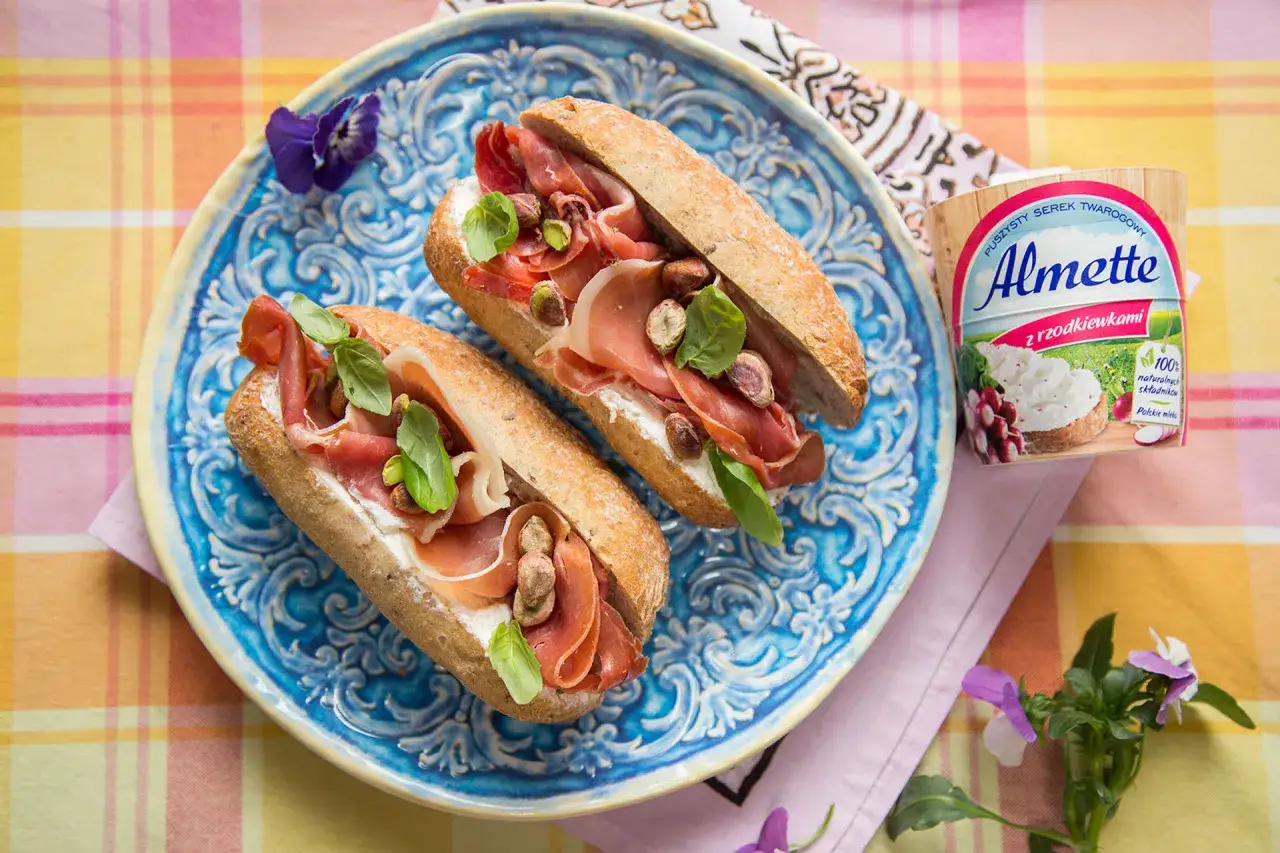 Idealne jedzenie pod namiot: bagietki z szynką parmeńską, serkiem Almette i pistacjami.