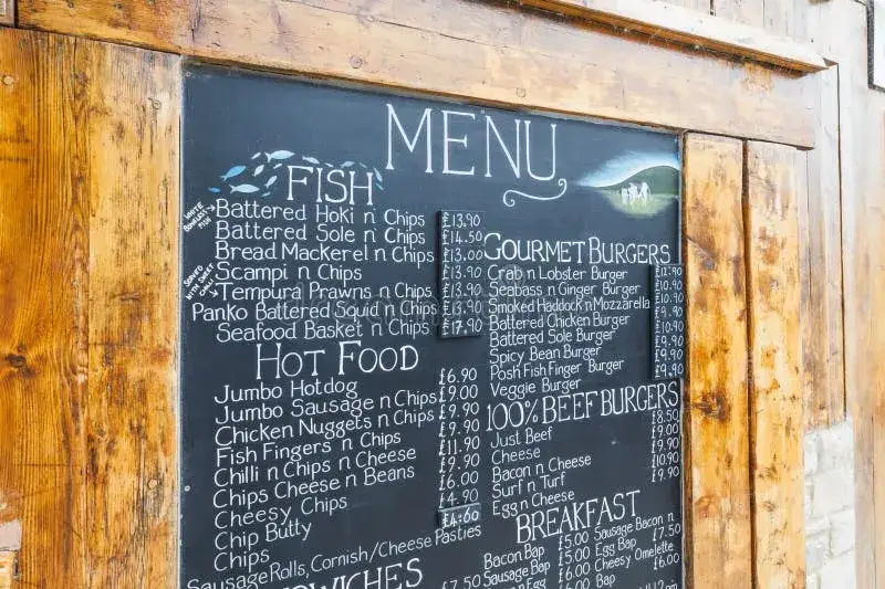 pizarra con menú del día escrito a mano en restaurante español