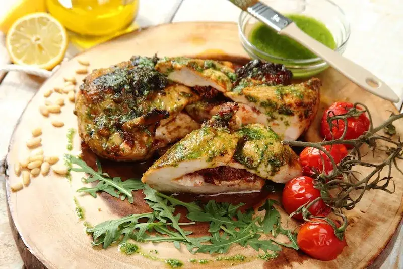 kurczak pieczony z pesto z suszonych pomidor&oacute;w