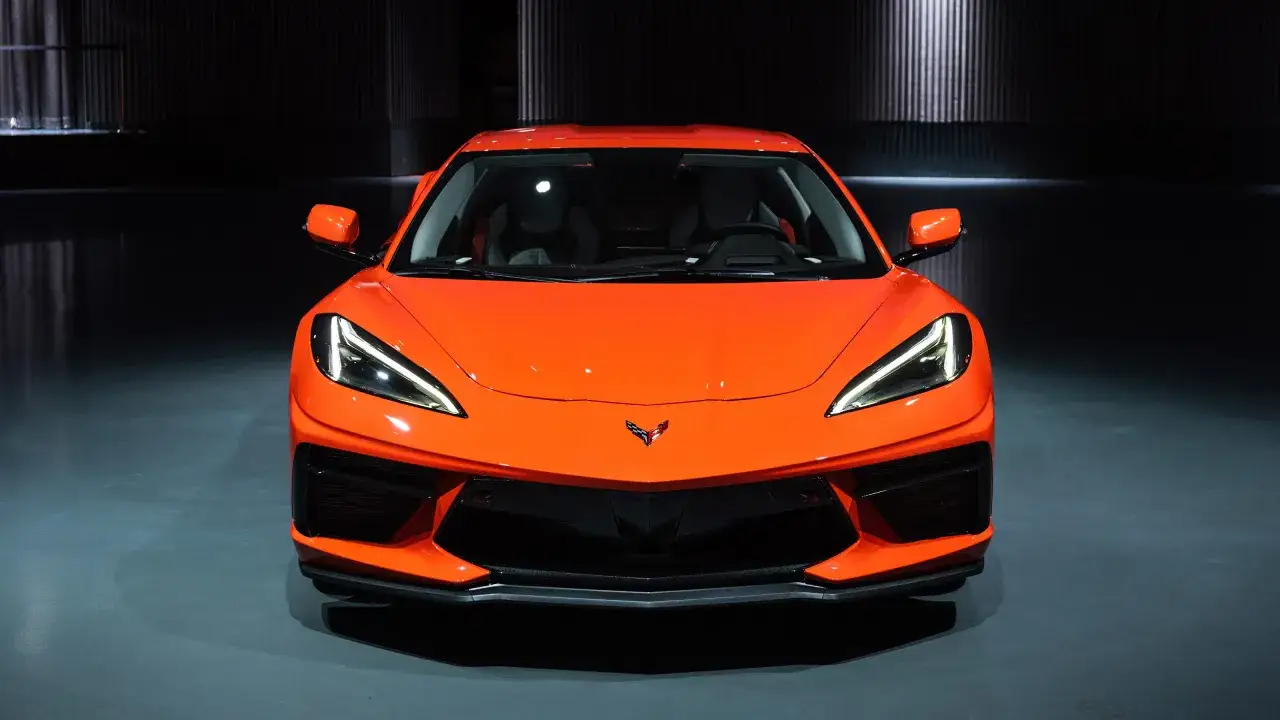 Pomarańczowy Chevrolet Corvette C8 z bliska. Zastanawiasz się nad corvette c8 cena? Ten sportowy samochód robi wrażenie.
