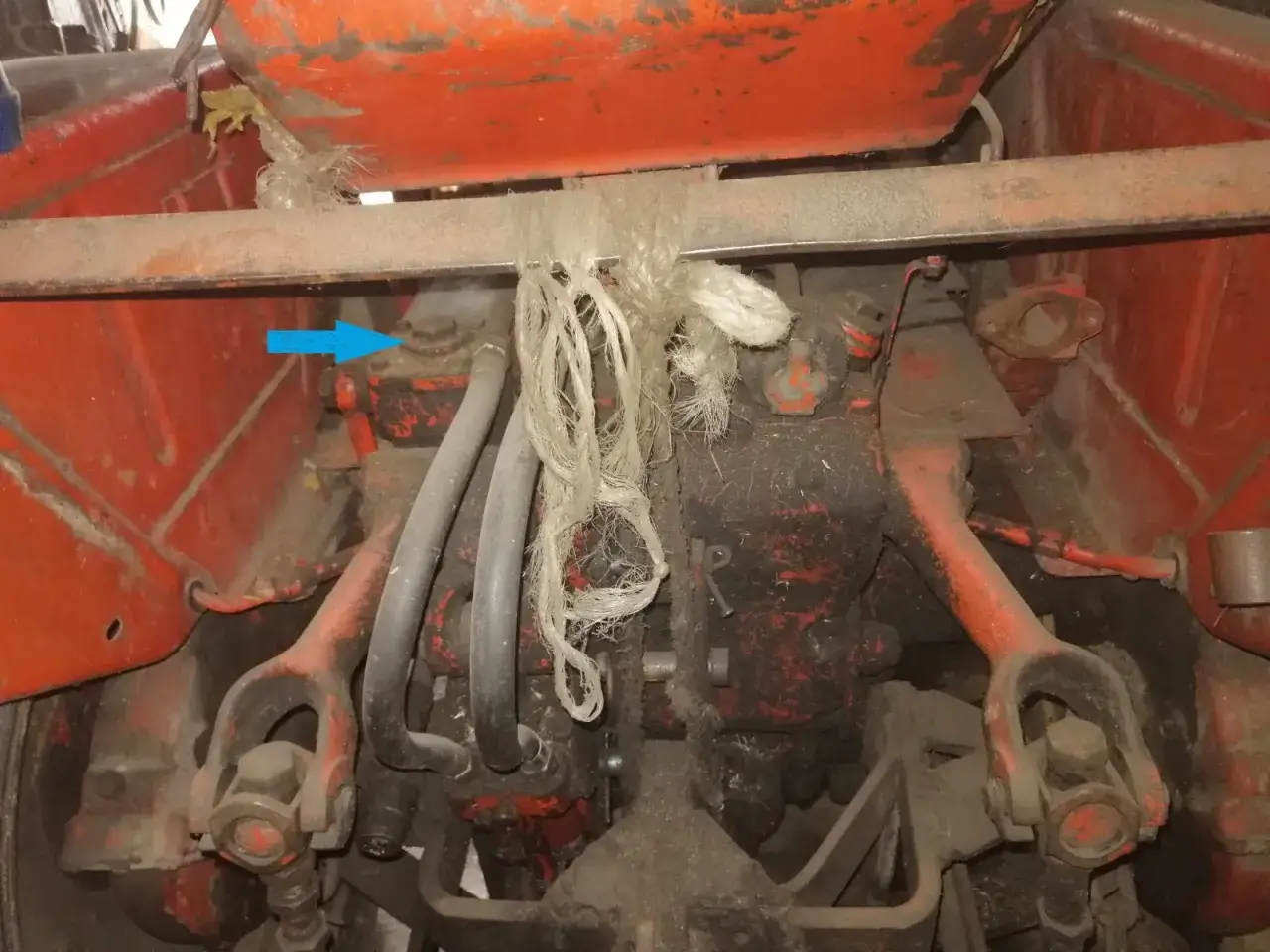 Dolewanie oleju do lewarka hydraulicznego krok po kroku