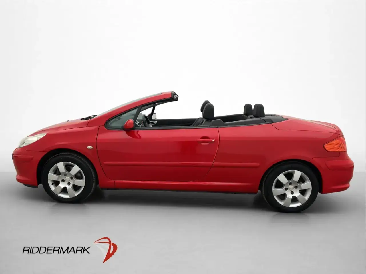 Röd Peugeot 307 cabriolet, en bilmodell känd för sina vanliga fel.