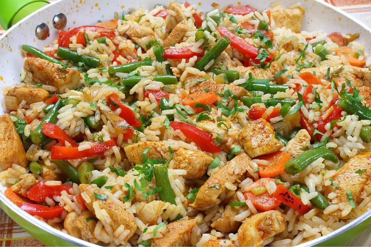Reispfanne mit Hähnchen, Paprika, grünen Bohnen und Karotten. Ein leckeres Gericht für gesunde Reis Rezepte zum Abnehmen.