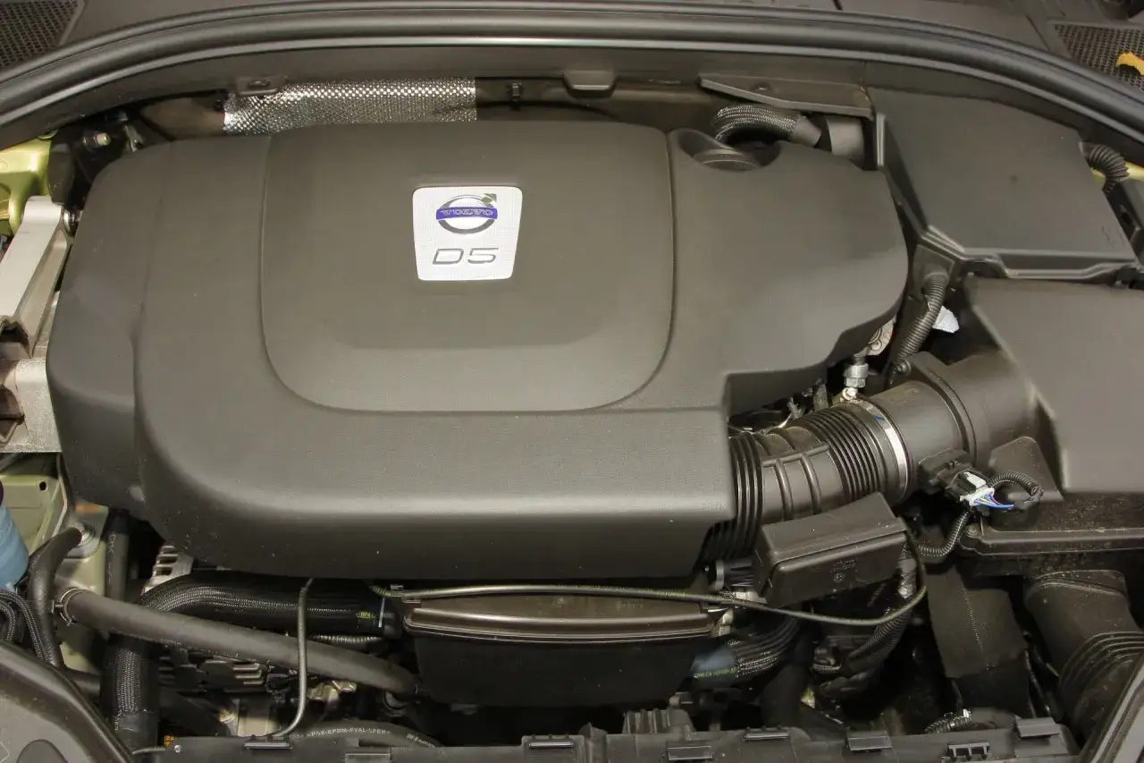 Silnik Volvo 2.4 D5, serce szwedzkiej maszyny, gotowe do drogi.