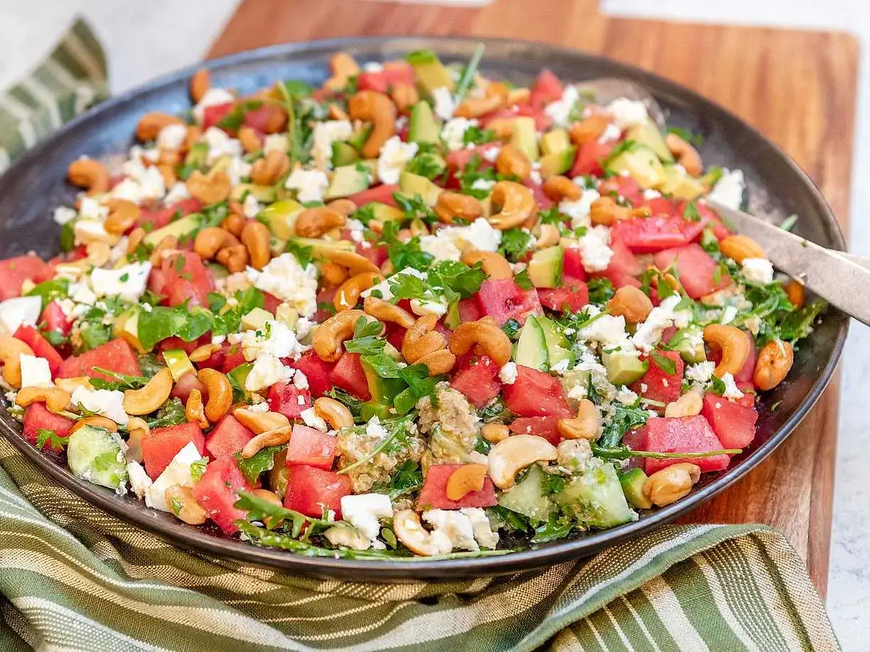 Sommarfräsch sallad med vattenmelon, fetaost, avokado och cashewnötter. Ett perfekt quinoa recept för varma dagar.