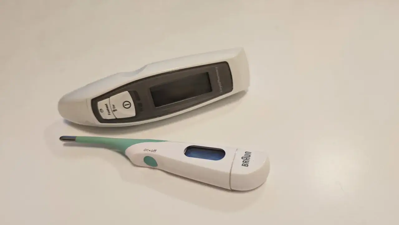 Tv&aring; febertermometrar, en &ouml;rontermometer och en digital termometer, redo att m&auml;ta om ett barn har 40 graders feber utan andra symtom.