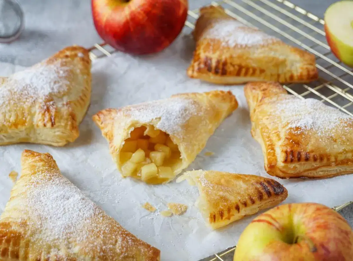 Goldbraune Apfeltaschen, wie von Oma, mit Puderzucker bestäubt. Ein Genuss, der an das omas apfeltaschen rezept erinnert.