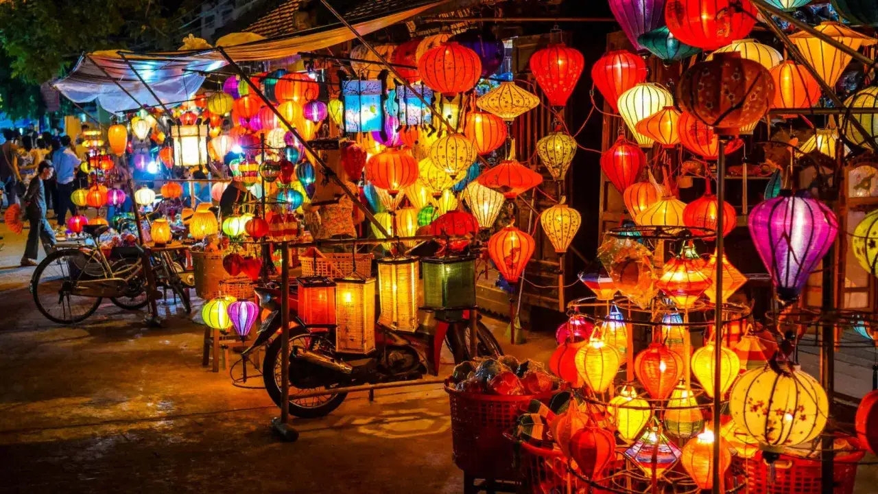 En kv&auml;ll i Hoi An, Vietnam, lyser marknaden upp av tusentals f&auml;rgglada lyktor.