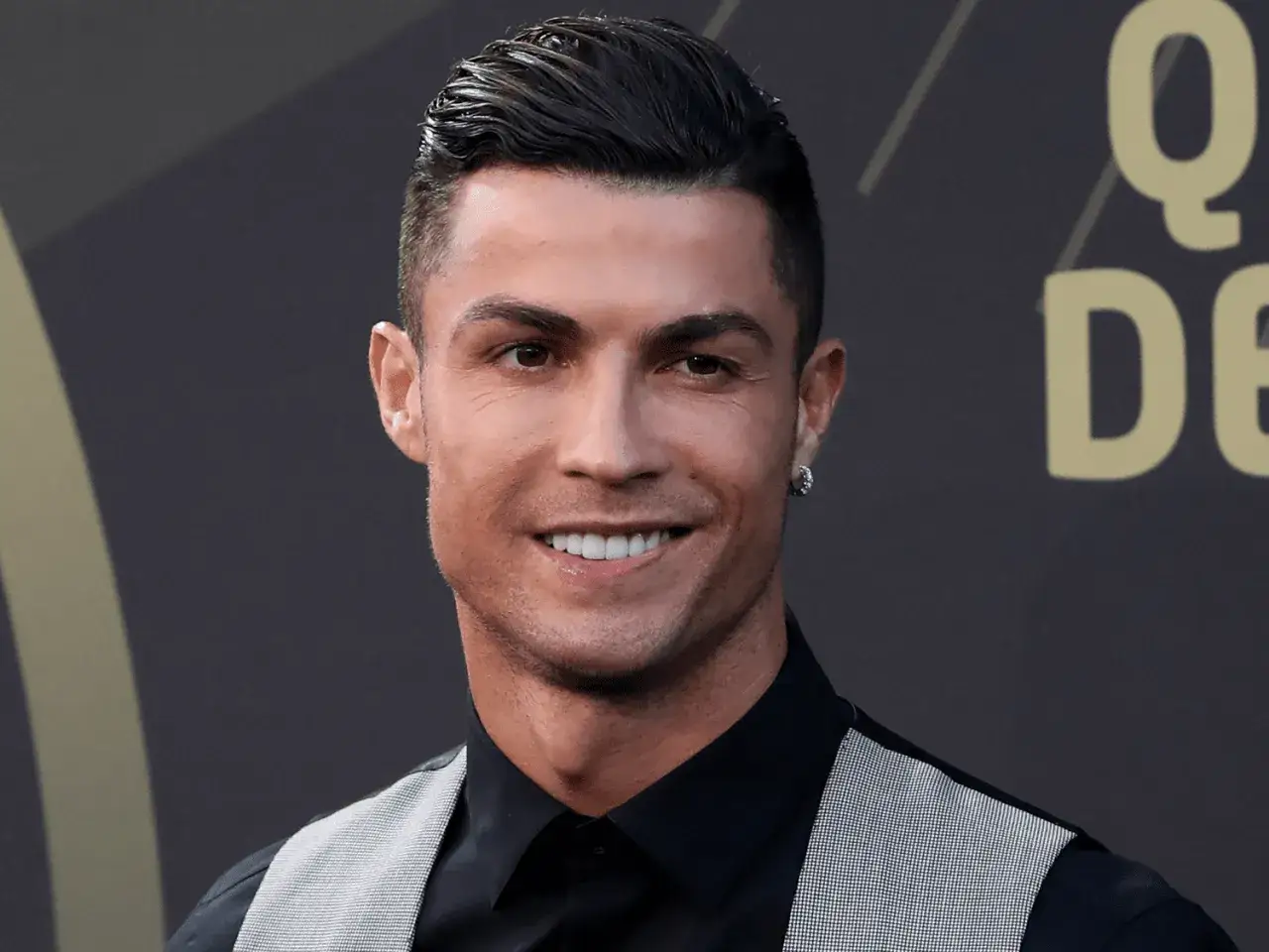 Cristiano Ronaldo mit seinem charakteristischen **comb over** und einem Lächeln.