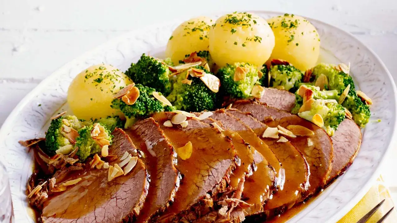 Saftiger Sauerbraten mit Klößen und Brokkoli, ein Festmahl, das auch in der Schwangerschaft Freude bereitet.
