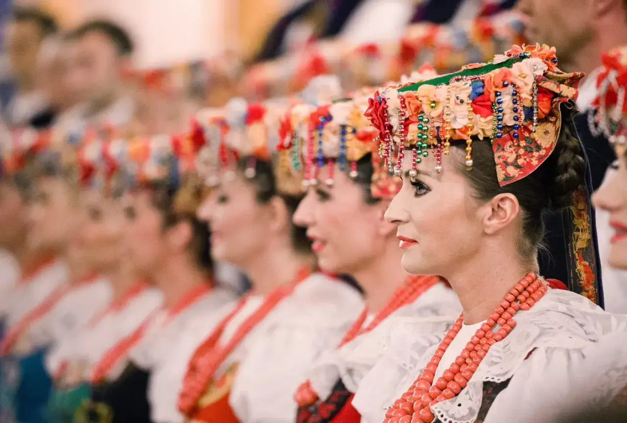 Kobiety w tradycyjnych śląskich strojach, z barwnymi czepcami i koralami. Stanisław założył zespół Śląsk, by pielęgnować te piękne tradycje.