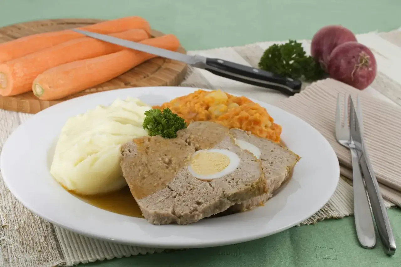 Hackbraten mit Ei, Kartoffelp&uuml;ree und Karottenp&uuml;ree &ndash; ein Klassiker der DDR Rezepte.