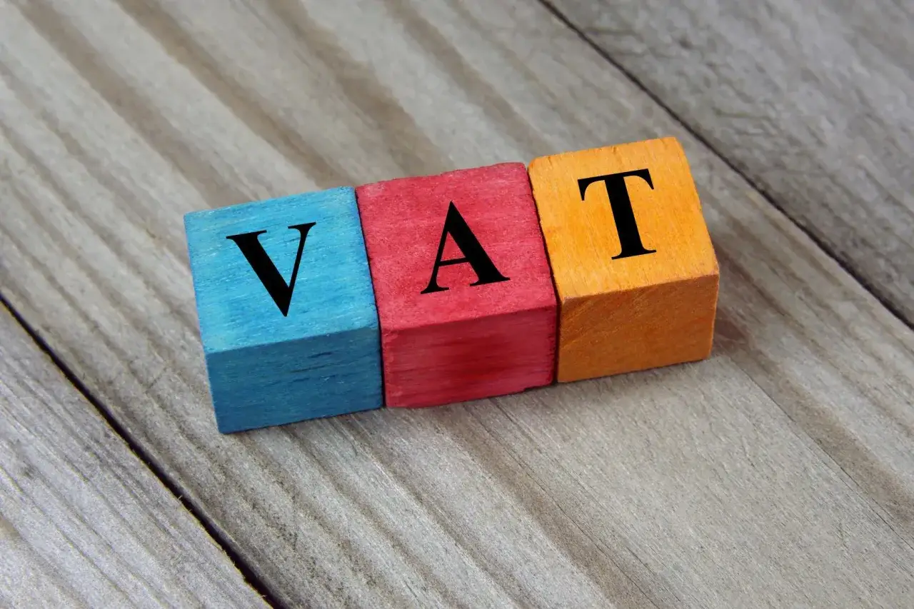 Trzy kolorowe klocki z literami V, A, T. Temat: najem prywatny lokalu użytkowego a VAT.