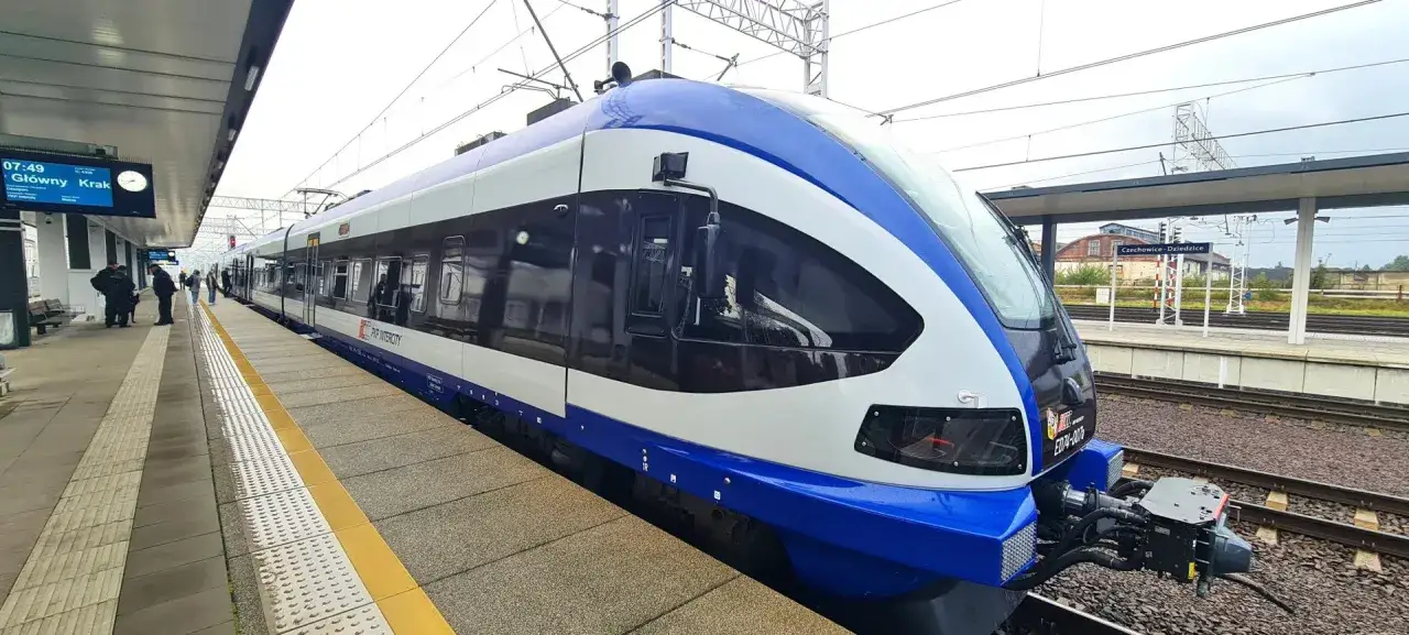 Pociąg Intercity na peronie, gotowy do odjazdu. Czy to właśnie ten, którym pojedziesz z Krakowa?