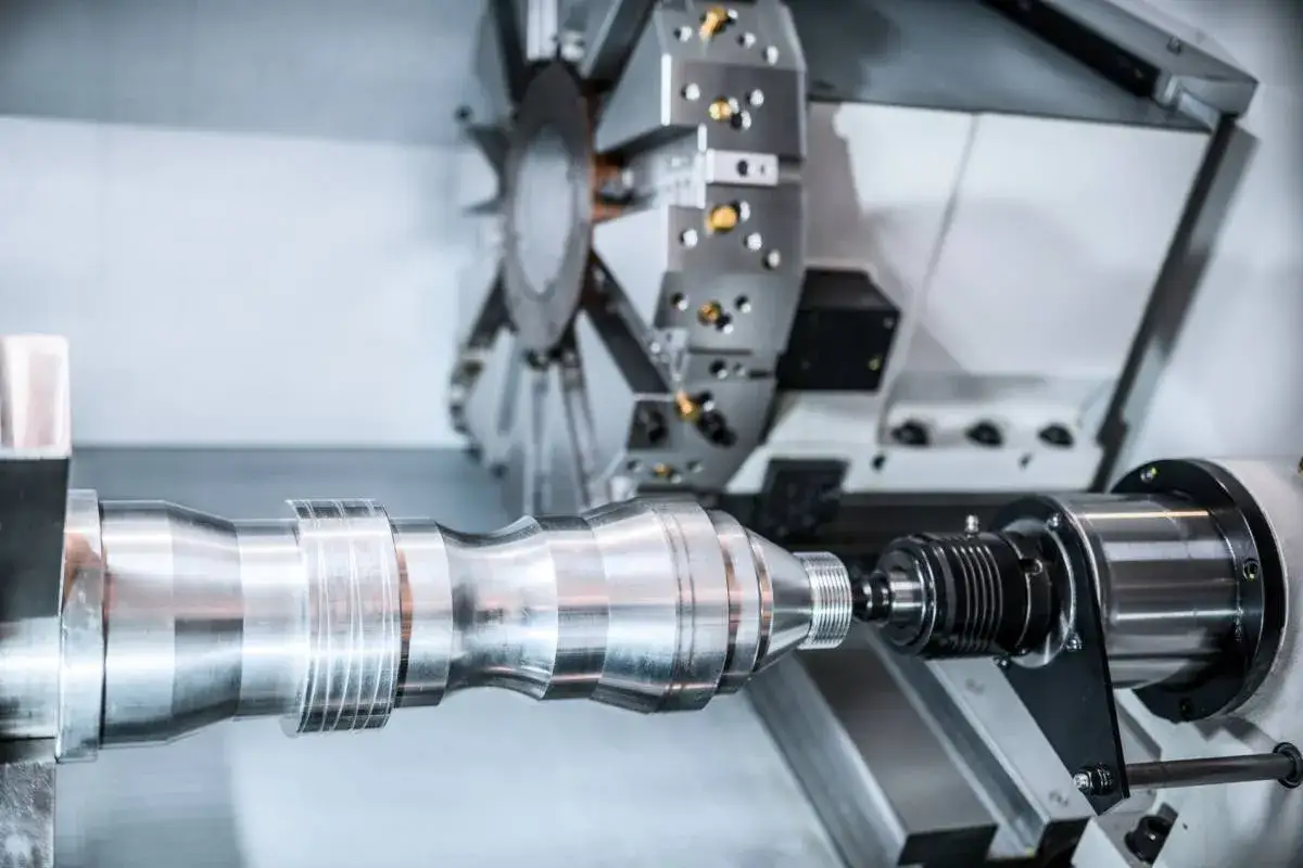 Precyzyjny proces technologiczny wałka w nowoczesnej obrabiarce CNC.