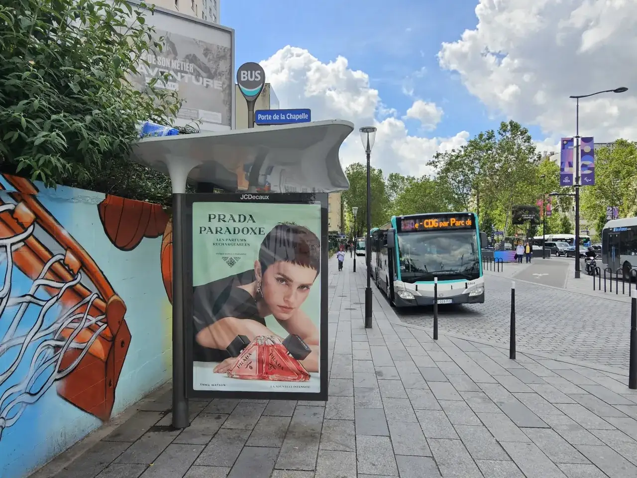 Autobus linii 350e z napisem