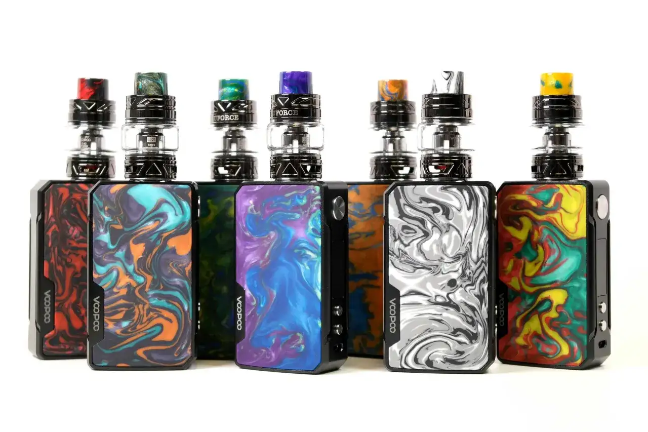 Siete vaporizadores Voopoo Drag 2 con dise&ntilde;os marmolados vibrantes en rojo, azul, verde, morado, plateado y amarillo.