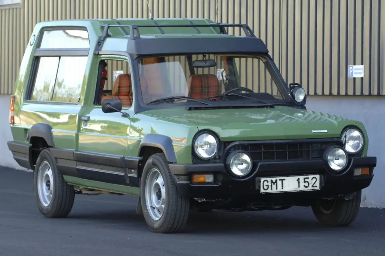Gr&ouml;n Talbot Matra Rancho med rutm&ouml;nstrade s&auml;ten och takr&auml;cke. Redo f&ouml;r &auml;ventyr!