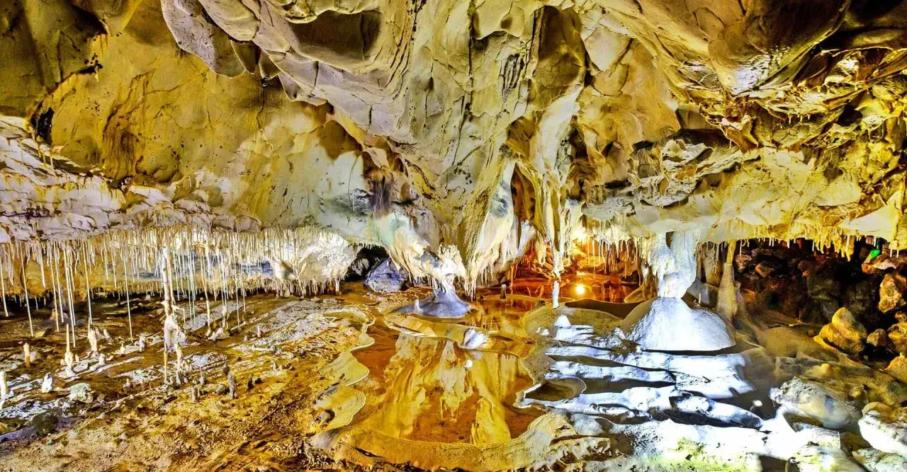 Grotte de Thouzon : une visite inoubliable. Stalactites, stalagmites et reflets dans l'eau cr&eacute;ent un spectacle naturel.
