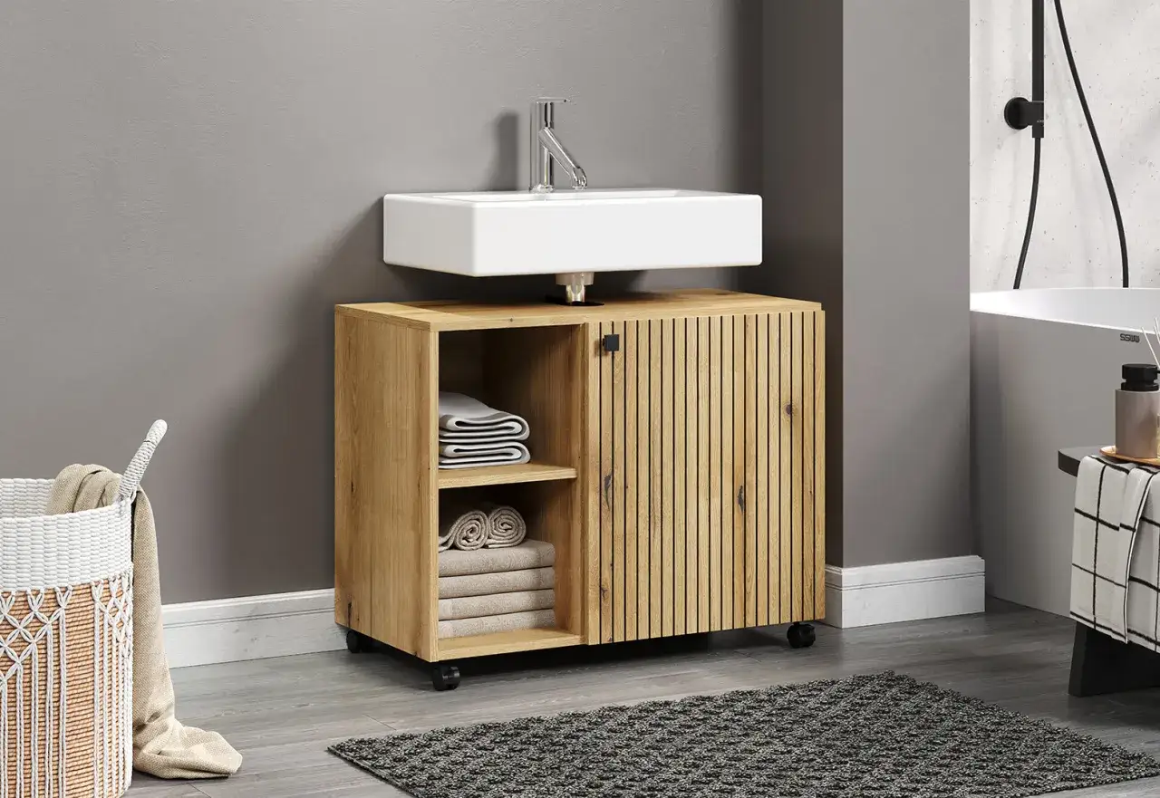 Meuble de salle de bain en bois avec lavabo blanc. La diff&eacute;rence entre un &eacute;vier et un lavabo est subtile, mais ce meuble est con&ccedil;u pour un lavabo.