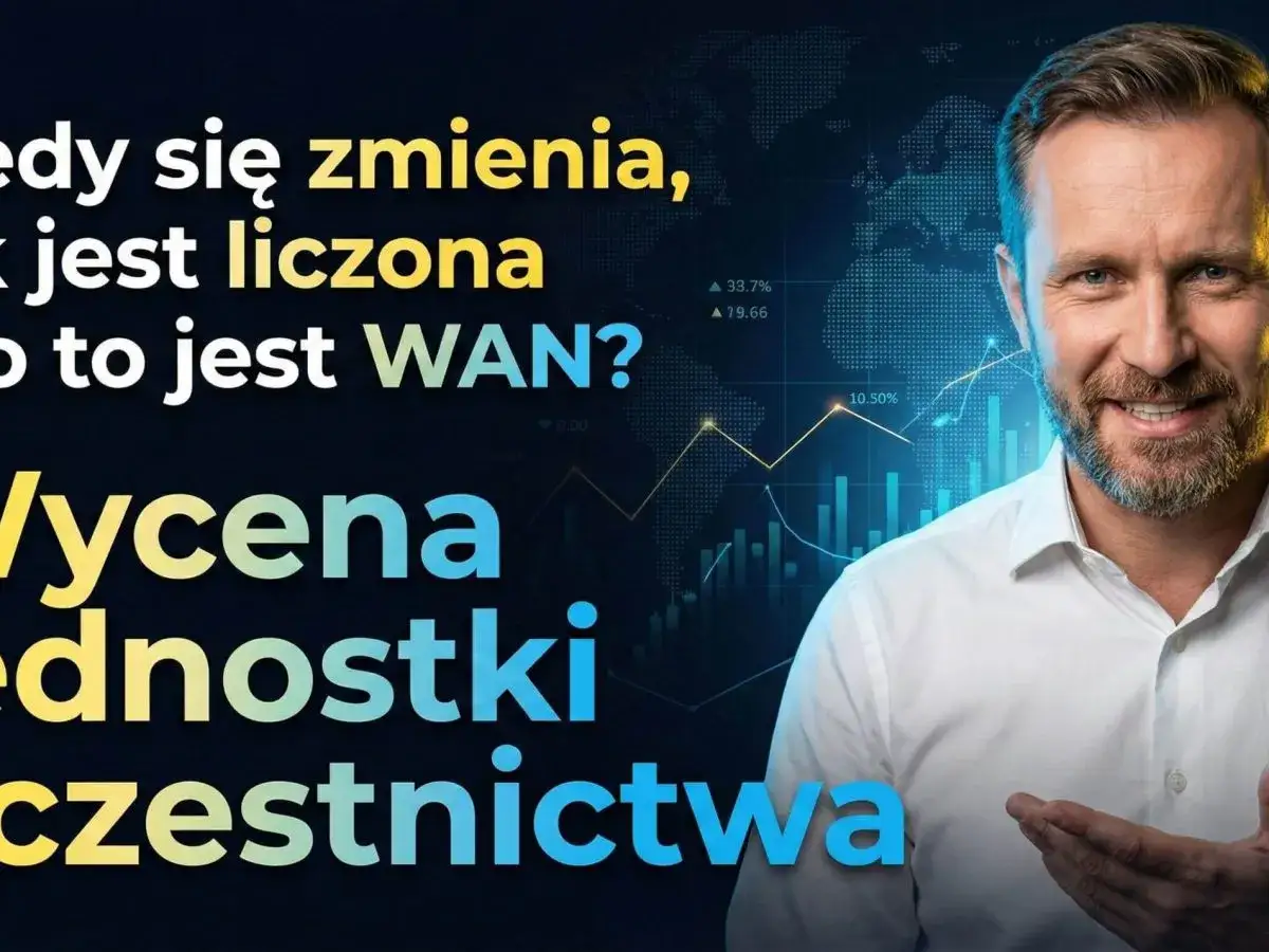 Uśmiechnięty mężczyzna na tle wykres&oacute;w i mapy świata. Tekst: 