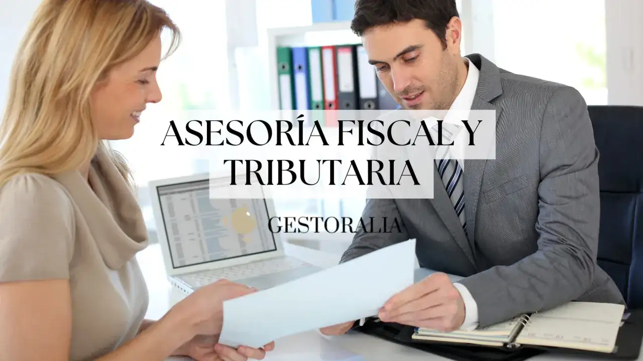 Un asesor fiscal ayuda a una mujer con sus finanzas.