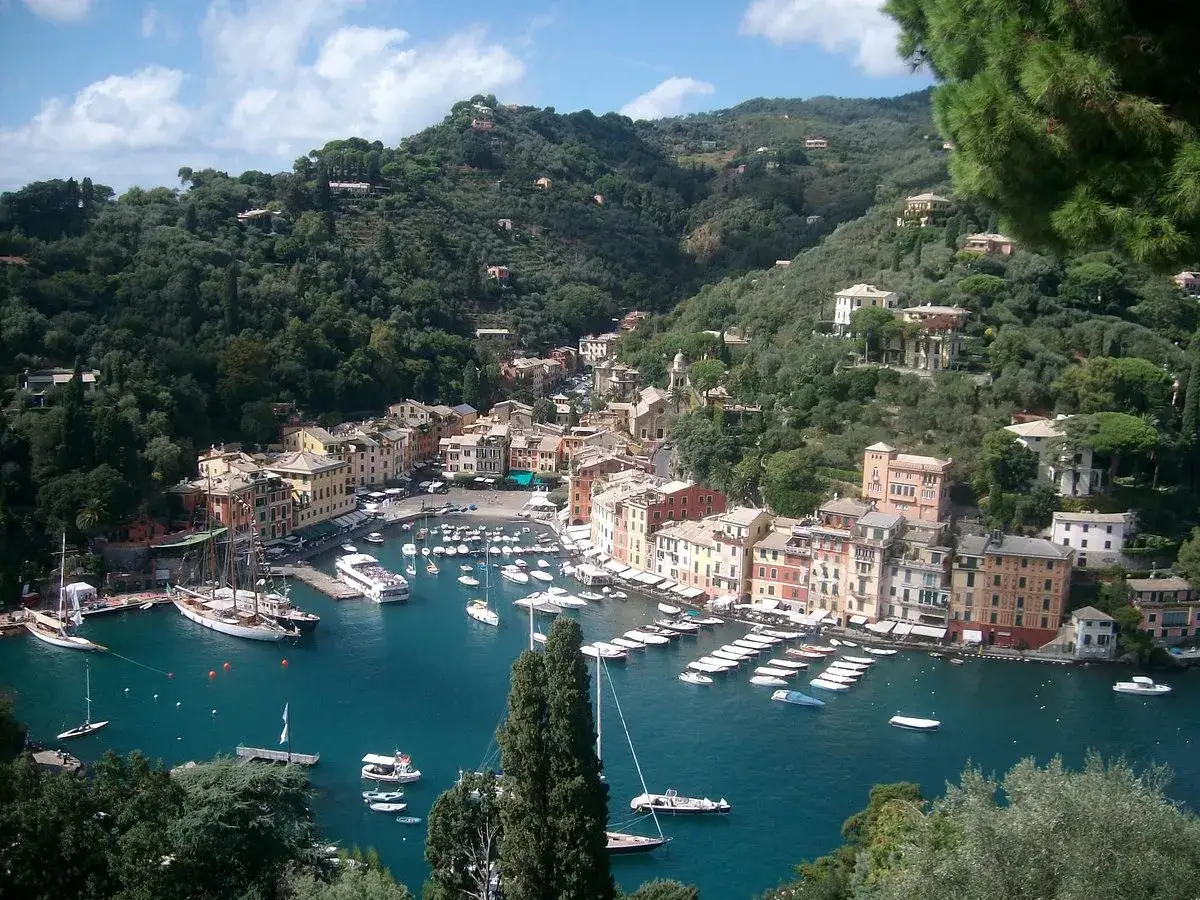 Vue panoramique de Santa Margherita Ligure, Italie. Bateaux dans le port, maisons colorées sur la colline verdoyante.