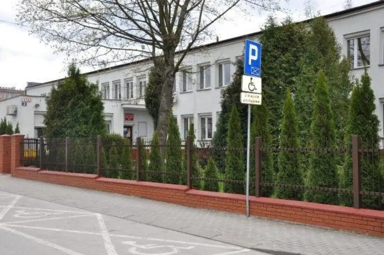 Budynek Miejskiego Ośrodka Pomocy Rodzinie w Kielcach z parkingiem dla osób niepełnosprawnych.