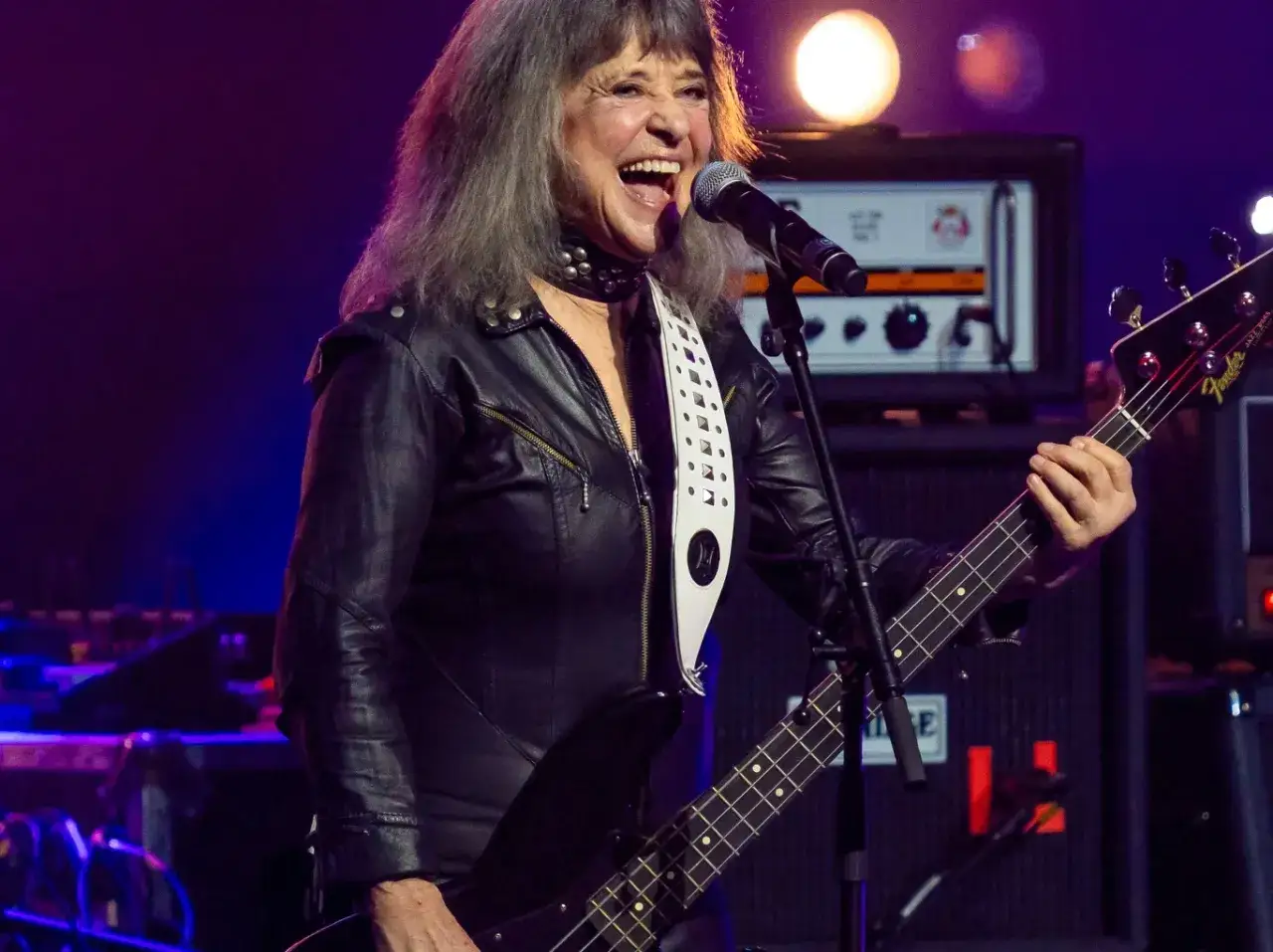 Suzi Quatro obecnie, w skórzanej kurtce, z basem i mikrofonem, wciąż rock'n'rollowa.