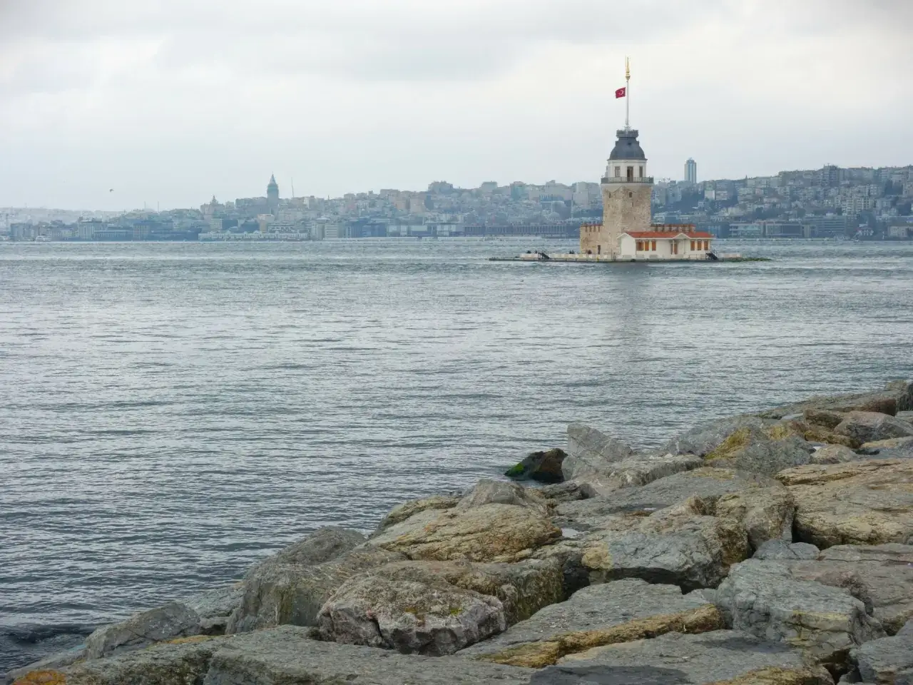 Wieża z flagą Turcji na tle panoramy Stambułu. Wspaniałe miejsce na zwiedzanie.