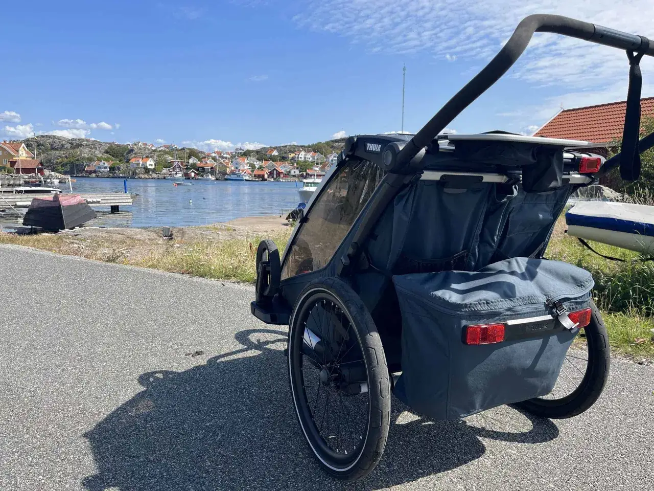Thule sport-vagn vid en svensk kustby.
