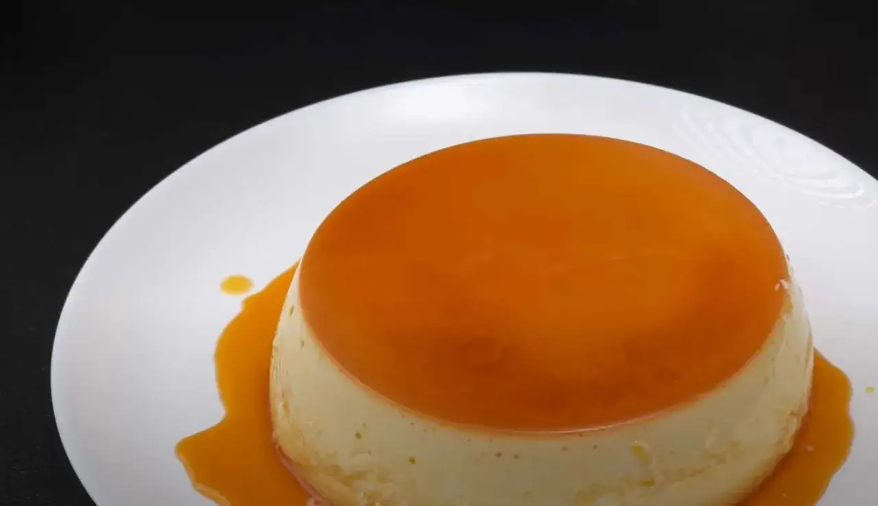 En krämig crème caramel med gyllene karamellsås. Perfekt för ett enkelt creme caramel recept.