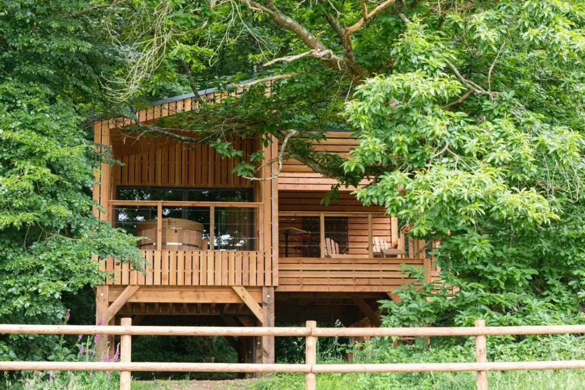 Une tiny house en bois perch&eacute;e dans les arbres, avec un bain nordique sur la terrasse. Un r&ecirc;ve d'&eacute;vasion pr&egrave;s de Paris.