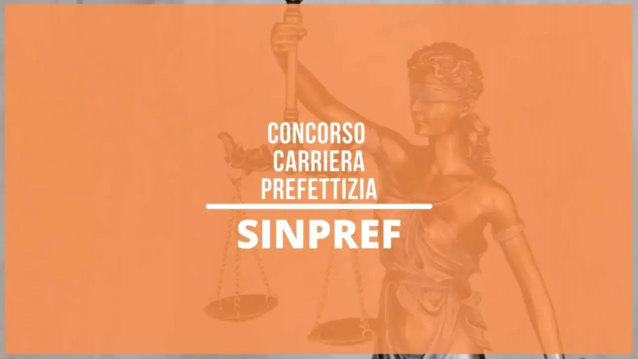 Statua della Giustizia con bilancia e testo