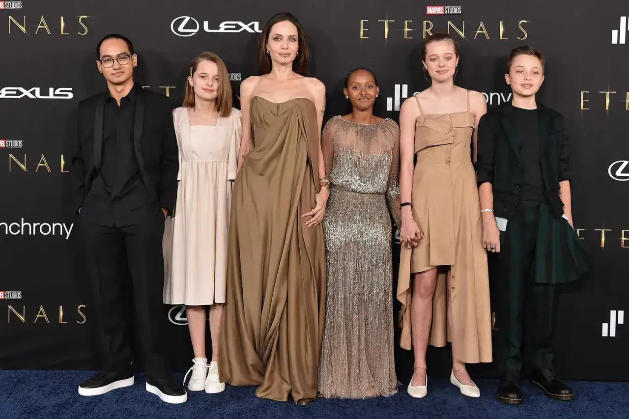 Angelina Jolie med barnen på Eternals-premiären. Rollistan i Eternals samlad för en bild.