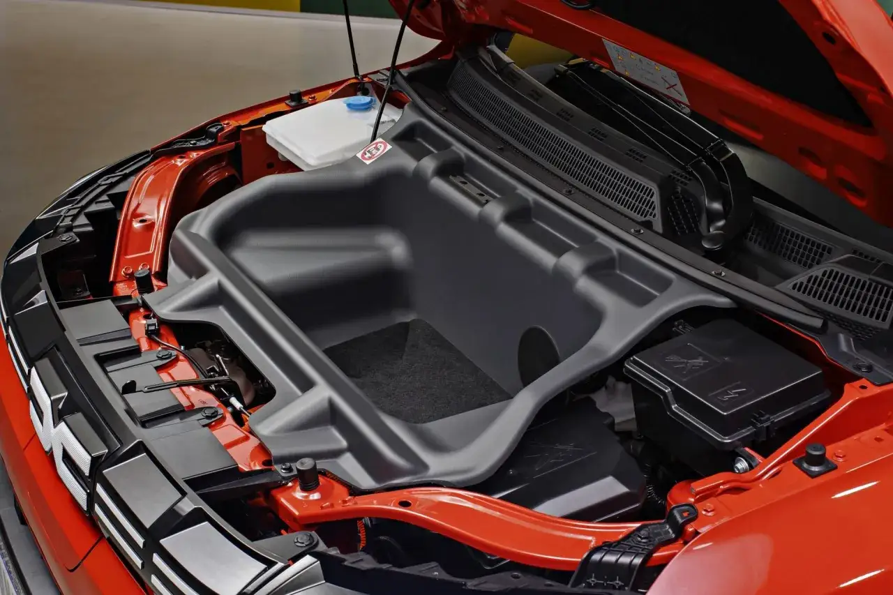 Przednia przestrzeń bagażowa w Dacia Spring Electric, idealna na drobne zakupy.