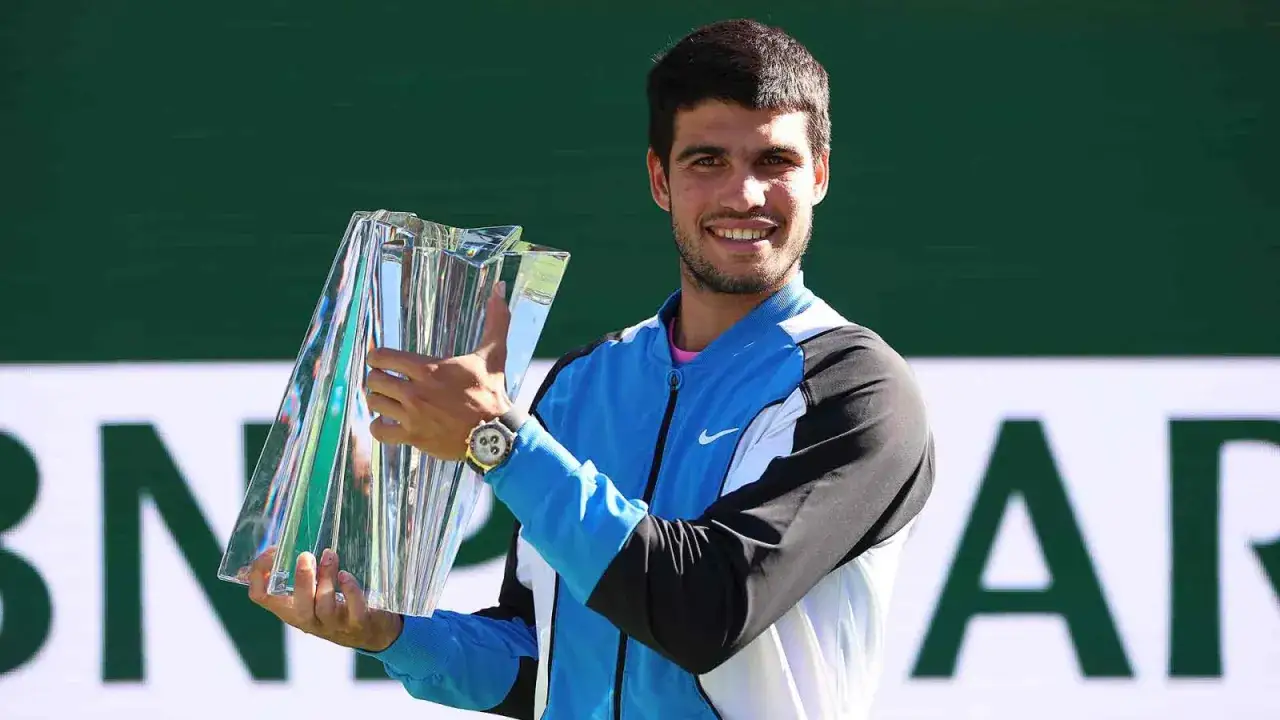 Carlos Alcaraz, sonriendo, sostiene un trofeo. ¿Cuántos Master 1000 tiene Alcaraz?
