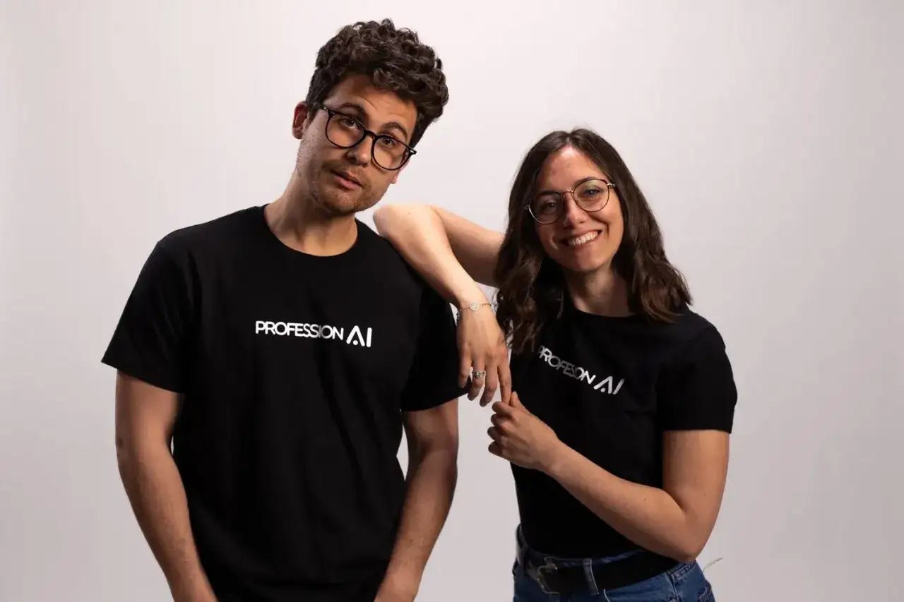 Due giovani con magliette