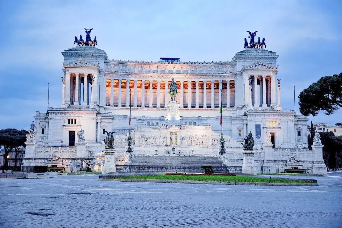 Pomnik Wiktorii Emmanuela II w Rzymie. Ciekawostki o architekturze i historii tego miejsca.
