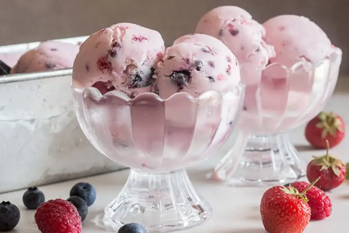 Sch&uuml;sselchen mit cremigem Joghurteis selber machen, verfeinert mit Beeren. Ein Genuss!